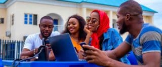 Cette tribune s’adresse aux dirigeants africains et aux pouvoirs publics avec un objectif simple : transformer l’exode des talents en stratégie de développement. Vous y trouverez, en toute modestie, des leviers concrets inspirés d’expériences africaines réelles, applicables dès maintenant pour retenir les jeunes et faire revenir la diaspora. L’enjeu n’est pas idéologique. Il est économique, industriel et stratégique.