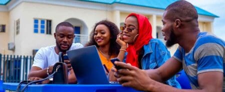 Cette tribune s’adresse aux dirigeants africains et aux pouvoirs publics avec un objectif simple : transformer l’exode des talents en stratégie de développement. Vous y trouverez, en toute modestie, des leviers concrets inspirés d’expériences africaines réelles, applicables dès maintenant pour retenir les jeunes et faire revenir la diaspora. L’enjeu n’est pas idéologique. Il est économique, industriel et stratégique.