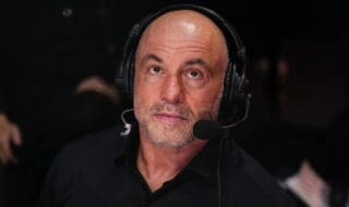 Invité du sénateur républicain Rand Paul dans l’épisode du 13 janvier de «The Joe Rogan Experience,» Joe Rogan a surpris son audience en s’en prenant frontalement aux pratiques de l’ICE. L’animateur de 58 ans, pourtant soutien assumé de Donald Trump quelques mois plus tôt, a exprimé ses inquiétudes face à ce qu’il décrit comme une militarisation inquiétante du contrôle de l’immigration. Comme la Gestapo aux heures sombres du National socialisme d’Hitler des années 30-40.