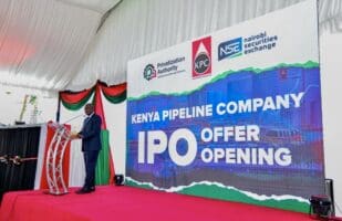 Le lundi 19 janvier, les autorités kényanes ont donné le coup d’envoi de la vente de 65 % du capital de la Kenya Pipeline Company, entreprise publique clé dans le transport et le stockage de produits pétroliers. La souscription a démarré dès l’ouverture du marché, avec un prix de l’action fixé à 9 shillings kényans, soit environ 0,07 dollar.