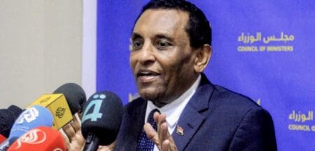 "Nous sommes de retour aujourd'hui (...) le gouvernement de l'espoir revient dans la capitale nationale," a déclaré Kamel Idris aux journalistes à Khartoum, promettant de "meilleurs services" pour les habitants.