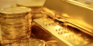 Lundi 26 janvier, le prix de l’or a franchi pour la première fois de son histoire la barre symbolique des 5 000 dollars l’once. Le métal précieux a culminé autour de 5 090 dollars avant de se stabiliser légèrement en dessous, selon les données de marché. Ce nouveau sommet s’inscrit dans la continuité d’un cycle haussier engagé en 2025, mais dont le rythme s’est nettement accéléré depuis le début de l’année. Après une envolée annuelle de 64 % l’an dernier – sa meilleure performance depuis la fin des années 1970 – l’or affiche déjà une progression de plus de 17 % depuis le 1er janvier 2026.