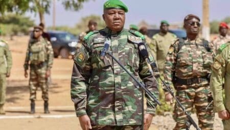 Au lendemain d’une nuit marquée par des échanges de tirs et des explosions signalés aux abords de l’aéroport international Diori Hamani de Niamey, le Président nigérien, le général Abdourahamane Tiani, est monté au créneau. Jeudi 29 janvier 2025, il a nommément accusé les Présidents français, béninois et ivoirien d’avoir «parrainé» l’attaque, affirmant que les assaillants auraient bénéficié d’un appui politique extérieur.