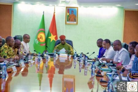 Le capitaine Ibrahim Traoré, Président de la transition au Burkina Faso, a annoncé un remaniement gouvernemental à travers un communiqué officiel publié le lundi 12 janvier 2026. Cette réorganisation marque la volonté des autorités de renforcer l’action gouvernementale, notamment dans les secteurs jugés stratégiques pour la jeunesse, l’éducation et la consolidation nationale.