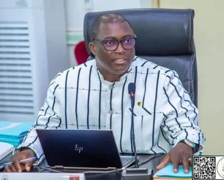 Dans un contexte marqué par des contraintes sur les finances publiques, les autorités espèrent dégager quelques marges budgétaires tout en assurant l’efficacité des services publics et de l’administration. Les économies espérées par Ouagadougou résultent essentiellement de la baisse du coût salarial indirect et de l'augmentation du temps de travail effectif des fonctionnaires et des agents des entités parapubliques. Autre changement introduit dans la loi, la suppression de la disposition qui rendait automatiquement chômé et payé le lendemain d'une fête légale tombant un dimanche.
