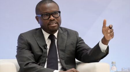 Fitch salue «de solides perspectives de croissance et une discipline budgétaire crédible.» Les analystes de l’agence de notation financière mettent en avant des perspectives de croissance bien supérieures à celles des pays comparables. Après une croissance de 7,5 % en 2025, le PIB réel devrait rester au-dessus de 6,5 % cette année et en 2027.