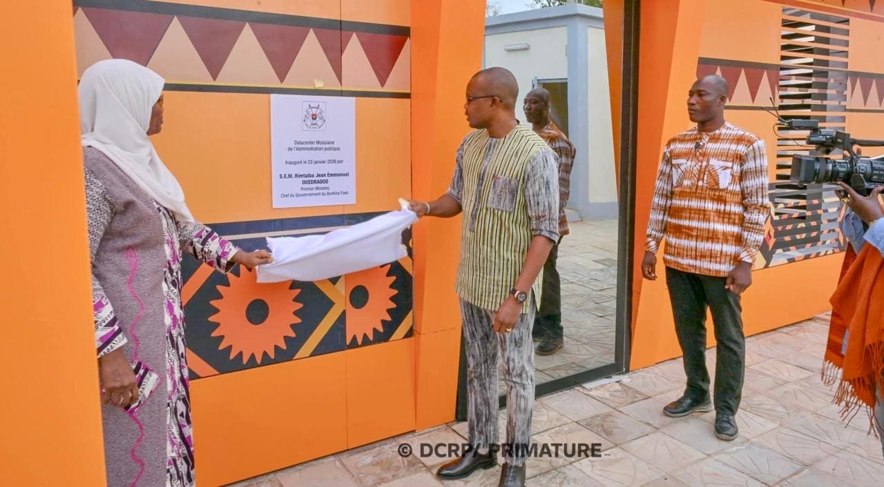Protection des données | Souveraineté numérique : le Burkina Faso rapatrie son «cerveau» administratif Longtemps contraint d’héberger une partie de sa mémoire sur des serveurs hors de ses frontières, le Burkina Faso reprend désormais les commandes avec l’inauguration de ces deux data centers flambant neufs. Ces nouvelles infrastructures ont pour mission de mettre fin à l’exil numérique pour les données sensibles en sanctuarisant les informations les plus critiques du pays : état civil, identité des citoyens, finances publiques et dossiers de sécurité nationale.