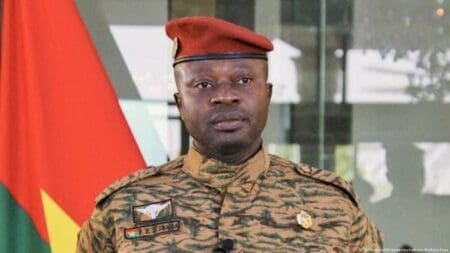 Paul-Henri Sandaogo Damiba a été jugé pour «tentative de déstabilisation» au Burkina avant d’être conduit à l’aéroport, ont confirmé une source sécuritaire régionale et une source togolaise proche du dossier. Sa destination était inconnue, mais certaines sources évoquent une probable expulsion vers le Burkina Faso.
