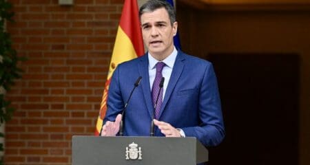 "Aujourd'hui est un jour historique pour notre pays. Nous renforçons un modèle migratoire fondé sur les droits humains, sur l'intégration, sur le vivre-ensemble, et compatible avec la croissance économique ainsi qu'avec la cohésion sociale," s'est réjouie la porte-parole du gouvernement et ministre des Migrations Elma Saiz à l'issue du conseil des ministres.