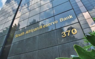 Le gouverneur de la banque centrale, Lesetja Kganyago, a déclaré devant la presse que quatre membres du Comité de politique monétaire de la banque préféraient maintenir le taux directeur inchangé, tandis que deux étaient favorables à une baisse de 25 points de base. «Nous prévoyons que les anticipations d'inflation continueront de baisser à mesure que les Sud-Africains connaîtront une inflation toujours plus faible,» a déclaré Kganyago.