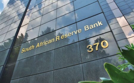 Le gouverneur de la banque centrale, Lesetja Kganyago, a déclaré devant la presse que quatre membres du Comité de politique monétaire de la banque préféraient maintenir le taux directeur inchangé, tandis que deux étaient favorables à une baisse de 25 points de base. «Nous prévoyons que les anticipations d'inflation continueront de baisser à mesure que les Sud-Africains connaîtront une inflation toujours plus faible,» a déclaré Kganyago.