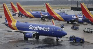 Les fondamentaux du modèle reposent sur quelques bases intangibles : un seul type d’avion, des rotations plus rapides, des capacités d’appareils densifiés, pas de distribution sous-traitée, des prix d’appels très bas, un produit très dépouillé et tous les services payants, le tout servi par un personnel jeune, enthousiaste, et suffisamment bien payé.