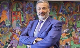 Maroc | Tariq Sijilmassi signe son retour avec Tessera Capital, une nouvelle banque d’affaires indépendante Tariq Sijilmassi marque son retour dans le paysage financier national avec la création de Tessera Capital, une banque d’affaires indépendante qu’il préside et dirige. L’annonce a été faite par l’intéressé lui-même sur le réseau LinkedIn, où il évoque l’ouverture d’«une nouvelle étape professionnelle,» après plusieurs décennies passées à la tête de grandes institutions financières, dont le groupe Crédit Agricole du Maroc.