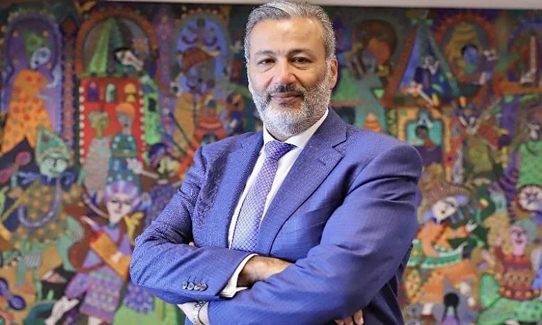 Maroc | Tariq Sijilmassi signe son retour avec Tessera Capital, une nouvelle banque d’affaires indépendante Tariq Sijilmassi marque son retour dans le paysage financier national avec la création de Tessera Capital, une banque d’affaires indépendante qu’il préside et dirige. L’annonce a été faite par l’intéressé lui-même sur le réseau LinkedIn, où il évoque l’ouverture d’«une nouvelle étape professionnelle,» après plusieurs décennies passées à la tête de grandes institutions financières, dont le groupe Crédit Agricole du Maroc.