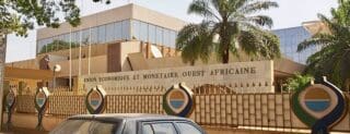 Afrique de l’Ouest | UEMOA : une croissance qui résiste et s’affirme à 6,6% au troisième trimestre L’économie de l’UEMOA poursuit sa progression à un rythme élevé. D’après les statistiques les plus récentes de la BCEAO, le PIB de l’Union a enregistré une hausse de 6,6% en glissement annuel au troisième trimestre 2025, contre 6,5% au trimestre précédent.