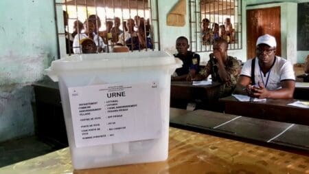 Le Bénin vient de franchir une étape cruciale de son parcours démocratique. Le 11 janvier 2026, les bureaux de vote ont accueilli les citoyens pour renouveler les députés de l’Assemblée nationale et les élus municipaux. Ce scrutin, loin d’être une simple formalité administrative, agit comme un puissant révélateur de la vitalité d'un modèle politique qui a su préserver ses acquis fondamentaux malgré les secousses du 7 décembre 2025. En choisissant la continuité électorale, le pays envoie un message clair : ses institutions sont désormais assez matures pour ne pas se laisser distraire par les tentatives de rupture de l'ordre constitutionnel.
