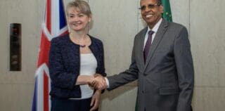 L’Union africaine (UA) et le Royaume-Uni ont annoncé l’organisation d’une réunion stratégique de haut niveau à Londres au début de l’année 2026. L’information a été rendue publique par l’organisation panafricaine à l’issue d’un entretien tenu ce lundi 2 février 2026 entre le président de la Commission de l’UA, Mahamoud Ali Youssouf, et la secrétaire d’État britannique aux Affaires étrangères, Yvette Cooper.