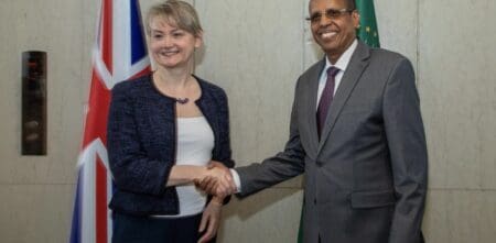 L’Union africaine (UA) et le Royaume-Uni ont annoncé l’organisation d’une réunion stratégique de haut niveau à Londres au début de l’année 2026. L’information a été rendue publique par l’organisation panafricaine à l’issue d’un entretien tenu ce lundi 2 février 2026 entre le président de la Commission de l’UA, Mahamoud Ali Youssouf, et la secrétaire d’État britannique aux Affaires étrangères, Yvette Cooper.