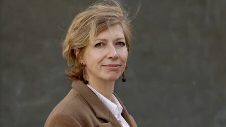 La nomination de l’actuelle Conseillère du Président de la République pour l’Afrique du Nord et le Moyen-Orient, a été avalisée par le Conseil d’administration de l’IMA. La France, qui avait proposé son nom, y dispose d’une voix prépondérante. A 46 ans, elle devient la première femme à diriger ce lieu culturel, et instrument diplomatique, dirigé depuis treize ans par Jack Lang.