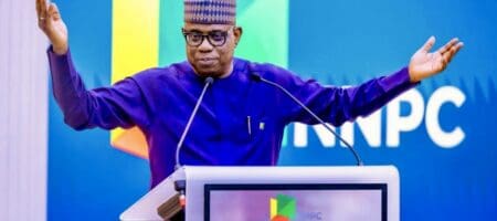 Nigeria | Raffineries nigérianes : la NNPC se tourne vers la Chine pour tourner la page des échecs S’exprimant lors du Nigeria International Energy Summit (NIES) 2026 à Abuja, le Directeur général de la Nigerian National Petroleum Company (NNPC), Bashir Ojulari, a annoncé que des discussions approfondies sont en cours avec une entreprise chinoise pour la reprise opérationnelle de l’une des raffineries publiques. «Il s’agit d’une société chinoise qui exploite l’un des plus grands complexes pétrochimiques en Chine,» a-t-il précisé, sans révéler l’identité du partenaire pressenti.