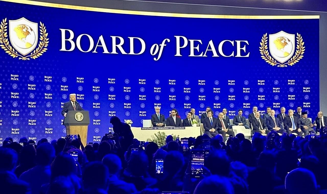Washington | « Conseil de la paix » : quarante sept pays à la réunion inaugurale de Donald Trump Initialement annoncé comme une initiative pour "aider à la reconstruction de Gaza," puis doté d'une mission plus large de résolution des conflits, cette nouvelle instance construite par – et pour – le Président américain a tenu une première réunion dans une capitale étasunienne qui bruisse de rumeurs sur une potentielle attaque contre l'Iran.