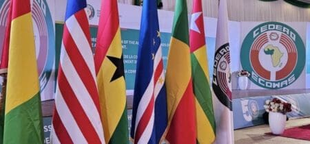 La semaine dernière, dans la capitale libérienne, les gouverneurs des banques centrales de douze pays de la CEDEAO ont remis sur la table le dossier, maintes fois repoussé, de la monnaie unique ouest-africaine. Objectif affiché : 2027. Cette relance s’inscrit dans le prolongement du sommet d’Abuja de décembre 2025, où les chefs d’État avaient réaffirmé leur volonté d’accélérer la convergence budgétaire et monétaire. Mais derrière cet affichage volontariste, une phrase du communiqué de la présidence nigériane a profondément rebattu les cartes.