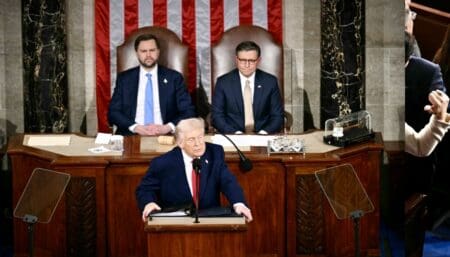 Washington | Chambre des représentants du Capitole : fausses informations, invités surprises, pancarte arrachée… Ce qu’il faut retenir du discours de Donald Trump sur l’état de l’Union Naviguant dans un contexte politique extrêmement tendu aux Etats-Unis, Donald Trump n'a fait ni mention de l'affaire Epstein, qu'il voudrait balayer sous le tapis, ni des citoyens américains Renee Nicole Good et Alex Pretti tués par des agents de la controversée police de l'immigration à Minneapolis. A la place, il a défendu bec et ongles le bilan de sa première année de retour au pouvoir, à grand renfort d'exagérations et de critiques contre ses opposants. Voici ce qu'il faut retenir de ce discours très attendu.