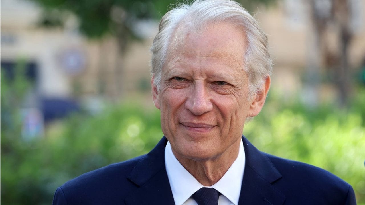 France |Violences politiques : Villepin dénonce la « diabolisation » de LFI, la France a son « moment Charlie Kirk » "C'est pour la France le moment Charlie Kirk (...) C’est un moment qui vise à la délégitimation d'une partie du spectre politique et à la victimisation de l’extrême droite triomphante," écrit Dominique de Villepin dans un long post sur X en assurant ne pas parler au nom d'un camp mais "d'une certaine idée de la République." Suite à l'assassinat du militant d'extrême droite Charlie Kirk par un homme se revendiquant de l'antifascisme, Donald Trump et ses partisans avaient tenté d'en rendre responsable l'opposition démocrate pour la disqualifier.