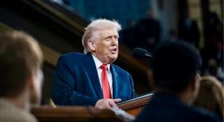 États-Unis | Nouveau revers juridique : un juge annule la politique d’expulsions d’immigrés de Donald Trump L'enjeu est de savoir si «le gouvernement peut, sans préavis, expulser une personne vers le mauvais pays, ou un pays où elle sera probablement persécutée ou torturée,» écrit-il. Dans ce dossier, ce magistrat avait déjà notamment bloqué provisoirement en mars dernier des expulsions d'étrangers d'origine asiatique vers la Libye.