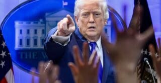 Donald Trump a également dit sa "honte absolue" que "certains membres de la Cour," pourtant à majorité conservatrice, n’aient "pas le courage de faire ce qui est juste pour notre pays."