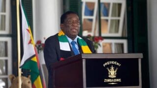Mnangagwa, âgé de 83 ans, devait quitter ses fonctions en 2028 après avoir effectué deux mandats de cinq ans. Pour les observateurs politiques, cette action est un indice de plus de la lutte de la succession du chef de l’Etat qui fait rage au sein du parti au pouvoir, la ZANU-PF. Le président actuel est arrivé au pouvoir à la suite d'un coup d'Etat militaire en 2017 qui a renversé Robert Mugabe. Les 37 années de pouvoir de ce dernier ont été fortement soutenues par les anciens combattants qui l'ont aidé à vaincre le régime de la minorité blanche avant l'indépendance de la Grande-Bretagne en 1980. Ces vétérans constituent un puissant groupe de pression dans le pays.