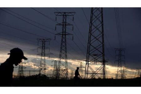 L'économie sud-africaine est paralysée depuis des années par des coupures de courant, la compagnie publique Eskom étant confrontée à des centrales vieillissantes et à une situation financière précaire. La scission de l'entreprise vise à attirer des capitaux privés et à construire un réseau électrique plus moderne et plus fiable.