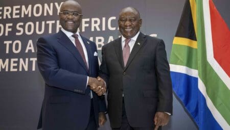 En rejoignant Afreximbank, l’Afrique du Sud, l’une des principales économies du continent, consolide son positionnement dans une vision africaine fondée sur l’intégration régionale et la transformation du commerce. Cette adhésion intervient dans un contexte mondial marqué par des tensions géopolitiques et une remise en question de la coopération internationale, poussant l’Afrique à renforcer ses mécanismes de solidarité économique et financière.