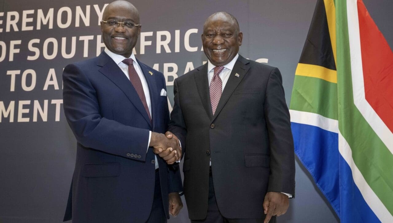 En rejoignant Afreximbank, l’Afrique du Sud, l’une des principales économies du continent, consolide son positionnement dans une vision africaine fondée sur l’intégration régionale et la transformation du commerce. Cette adhésion intervient dans un contexte mondial marqué par des tensions géopolitiques et une remise en question de la coopération internationale, poussant l’Afrique à renforcer ses mécanismes de solidarité économique et financière.