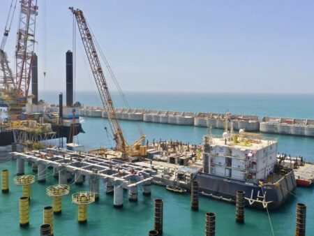 Au Sénégal, la mise en production du champ pétrolier offshore Sangomar en 2024 a rapidement généré des résultats tangibles. La production a atteint environ 36 millions de barils en 2025, permettant à l’État sénégalais de mobiliser plus de 440 milliards FCFA de revenus extractifs. Le secteur contribue désormais fortement à la croissance économique nationale, estimée à près de 7 %, tout en soutenant la stratégie de réduction du coût de l’électricité grâce au gaz domestique.