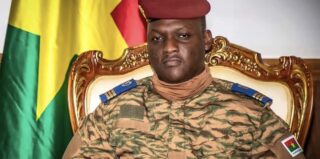 Le Burkina Faso ne se contente plus de gérer l’urgence, il planifie sa renaissance. Réuni en Conseil des ministres, le jeudi 29 janvier, le gouvernement a acté la naissance du Plan RELANCE. Avec une enveloppe globale vertigineuse de 36 000 milliards de FCFA, ce nouveau cadre stratégique qui s’étale sur la période 2026-2030, remplace les anciens modèles pour tracer une voie singulière vers la croissance et la souveraineté.