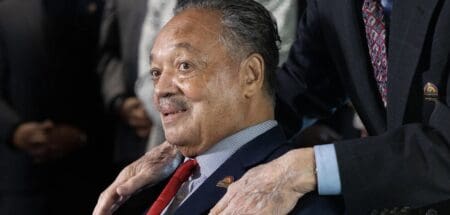 Jesse Jackson était l'une des figures de la lutte pour les droits civiques aux États-Unis. Il avait été le compagnon de route de Martin Luther King. Et un champion des droits civiques. Orateur talentueux, Jesse Jackson s'est éteint ce mardi après un long combat contre la maladie de Parkinson. Il avait 84 ans.I’m