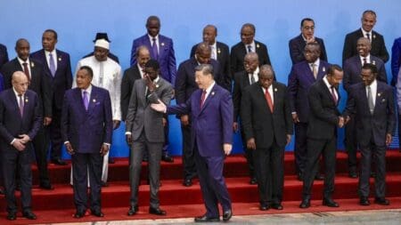 Dans un message adressé aux chefs d’État africains réunis pour le 39ᵉ sommet annuel de l’Union africaine, le Président chinois Xi Jinping a confirmé l’entrée en vigueur, dès le 1er mai 2026, d’un traitement à tarif zéro pour tous les pays africains entretenant des relations diplomatiques avec Pékin. Seul l’Eswatini, dernier allié de Taïwan sur le continent, est exclu du dispositif