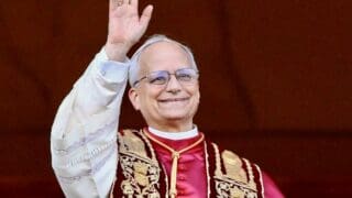 Pour sa première grande tournée internationale, le pape Léon XIV se rendra en avril en Algérie, au Cameroun, en Angola, puis du 21 au 23 avril en Guinée équatoriale. Nettoyage des rues, travaux dans l'espace public et vente d'objets à l'effigie du pape : les préparatifs vont bon train à Malabo. Mais les solutions choisies par les autorités équato-guinéennes pour financer cette visite exceptionnelle sont pour le moins, étranges et suscitent à juste titre, un tollé au sein de la population.