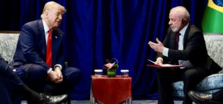 Le Président brésilien Luiz Inácio Lula da Silva a appelé dimanche 22 février Donald Trump à traiter tous les pays sur un pied d'égalité, après l'imposition par le Président américain de droits de douane supplémentaires de 15% sur les importations, à la suite du revers que lui a infligé la Cour suprême américaine.