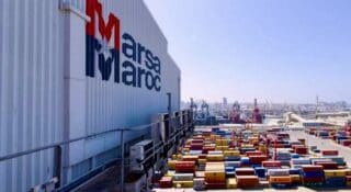 Ce contrat de gestion constitue la première phase d’un partenariat plus large, selon les deux parties. Dans une deuxième phase, il devrait déboucher sur un contrat de concession pour le développement et l’exploitation d’un nouveau terminal polyvalent au port de Monrovia. Pour les autorités libériennes, ce partenariat s’inscrit notamment dans la perspective de corridors régionaux, à l’image du «Liberty Corridor,» destiné à connecter les ressources minières de la région aux marchés internationaux, en faisant des ports libériens des plateformes logistiques attractives et compétitives.