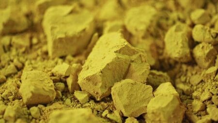 Pourtant, plusieurs médias internationaux ont relayé un volume de 156 000 tonnes, transformant quelques centaines de tonnes en un stock équivalent à plusieurs années de production mondiale.