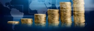 Le rapport montre que les remboursements de la dette extérieure des gouvernements africains sont désormais plus de trois fois supérieurs à ce qu'ils étaient en 2012 : «un niveau d’endettement structurellement élevé et des recettes fiscales faibles continueront de poser des risques majeurs et, avec des remboursements de la dette extérieure souveraine qui devraient dépasser 90 milliards de dollars cette année, les vulnérabilités externes se sont également accrues,» assure Benjamin Young, analyste de S&P, auteur du rapport.