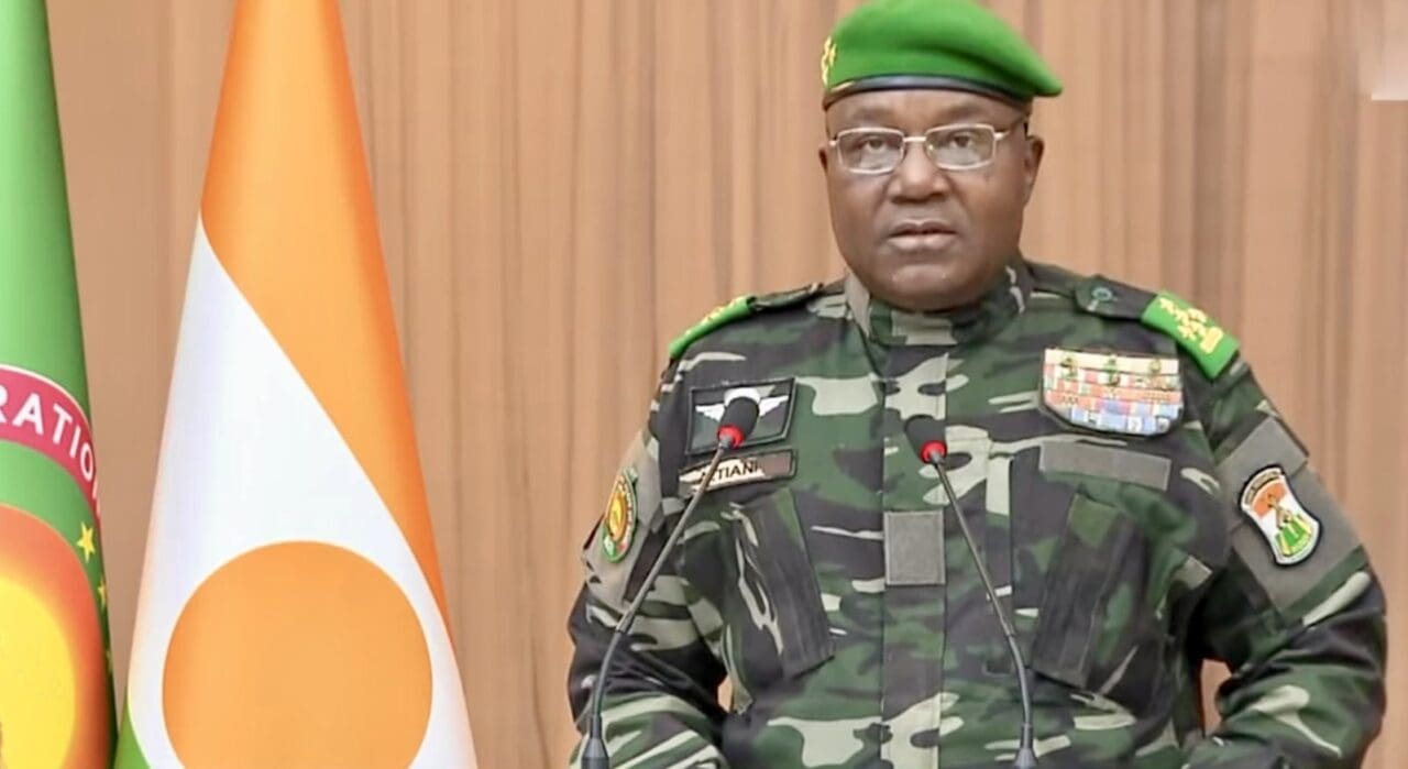 Niger | Politique minière : le grand ménage de Tchiani Le couperet est tombé pour la Compagnie des mines du Niger (Comini Sarl), Afrior SA et Ecomine SA. Ces trois acteurs, installés au Niger entre 2017 et 2020 pour raffiner l’or nigérien, ont vu leurs conventions d’établissement purement et simplement résiliées. Le grief des autorités est sans appel : un mépris flagrant des engagements contractuels.