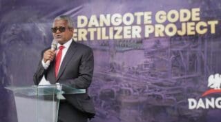 «Grâce à une intégration fluide et à une coopération stratégique avec GCL, nous mettrons en place une chaîne de valeur complète, de l’extraction du gaz naturel à la production d’engrais, franchissant ainsi une étape cruciale vers une plus grande autonomie de l’Afrique en matière de sécurité alimentaire», a déclaré Aliko Dangote, Président-directeur général de Dangote Industries Limited, cité dans le communiqué publié par le groupe. Dans le contexte actuel d’embrasement des cours internationaux du gaz naturel, ce contrat est aussi une façon pour Dangote Industries de sécuriser les prix de ses approvisionnements.