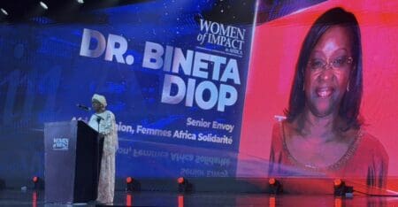Le pupitre était fleuri, l’audience prestigieuse, mais l’émotion, elle, était brute. Lorsque Bineta Diop s’est avancée pour recevoir son prix sous les projecteurs d’Arise News, ce n’est pas seulement une diplomate que l’on acclamait, mais trois décennies de résistance.