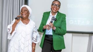 Dans les marchés de Lomé comme dans les zones périurbaines du Togo, une même réalité s'impose depuis des décennies : les femmes animent une part considérable de l'économie nationale, mais peinent à accéder aux ressources financières qui leur permettraient de changer d'échelle.