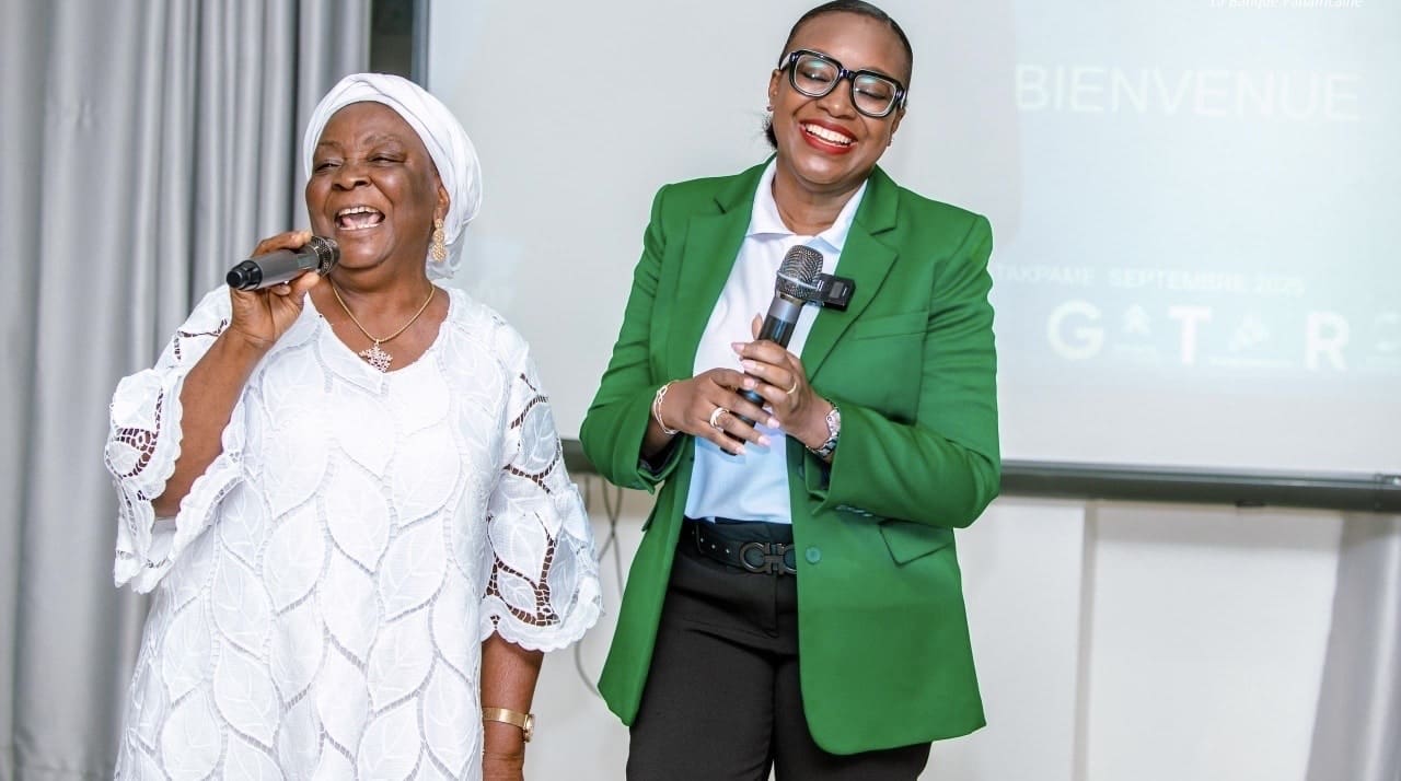 Dans les marchés de Lomé comme dans les zones périurbaines du Togo, une même réalité s'impose depuis des décennies : les femmes animent une part considérable de l'économie nationale, mais peinent à accéder aux ressources financières qui leur permettraient de changer d'échelle.