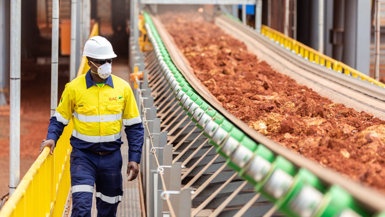 Guinée | Mines : un deal amiable inattendu avec Emirates Global Aluminium Selon le schéma envisagé dans le deal, de nouveaux négociants/acheteurs reprendraient les contrats d'achat de bauxite portant sur les actifs saisis, y compris les paiements anticipés reçus par EGA sur les expéditions futures de bauxite. Ces paiements serviraient au règlement de redevances dues par EGA au Trésor guinéen.