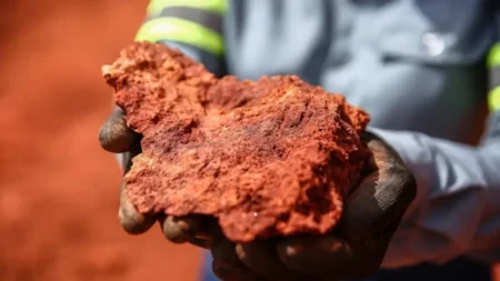Guinée | Bauxite : Des quotas à l’export pour contrer la baisse des cours Les prix mondiaux de la bauxite ont chuté de 20 à 35 % par rapport aux sommets atteints en 2025 en raison des arrêts de production inattendus en Guinée, a déclaré Tom Price, analyste-responsable des matières premières à la banque d'investissement Panmure Liberum. Les cargaisons de référence de bauxite provenant de Guinée et d'Australie se négocient actuellement entre 60 et 70 dollars la tonne.